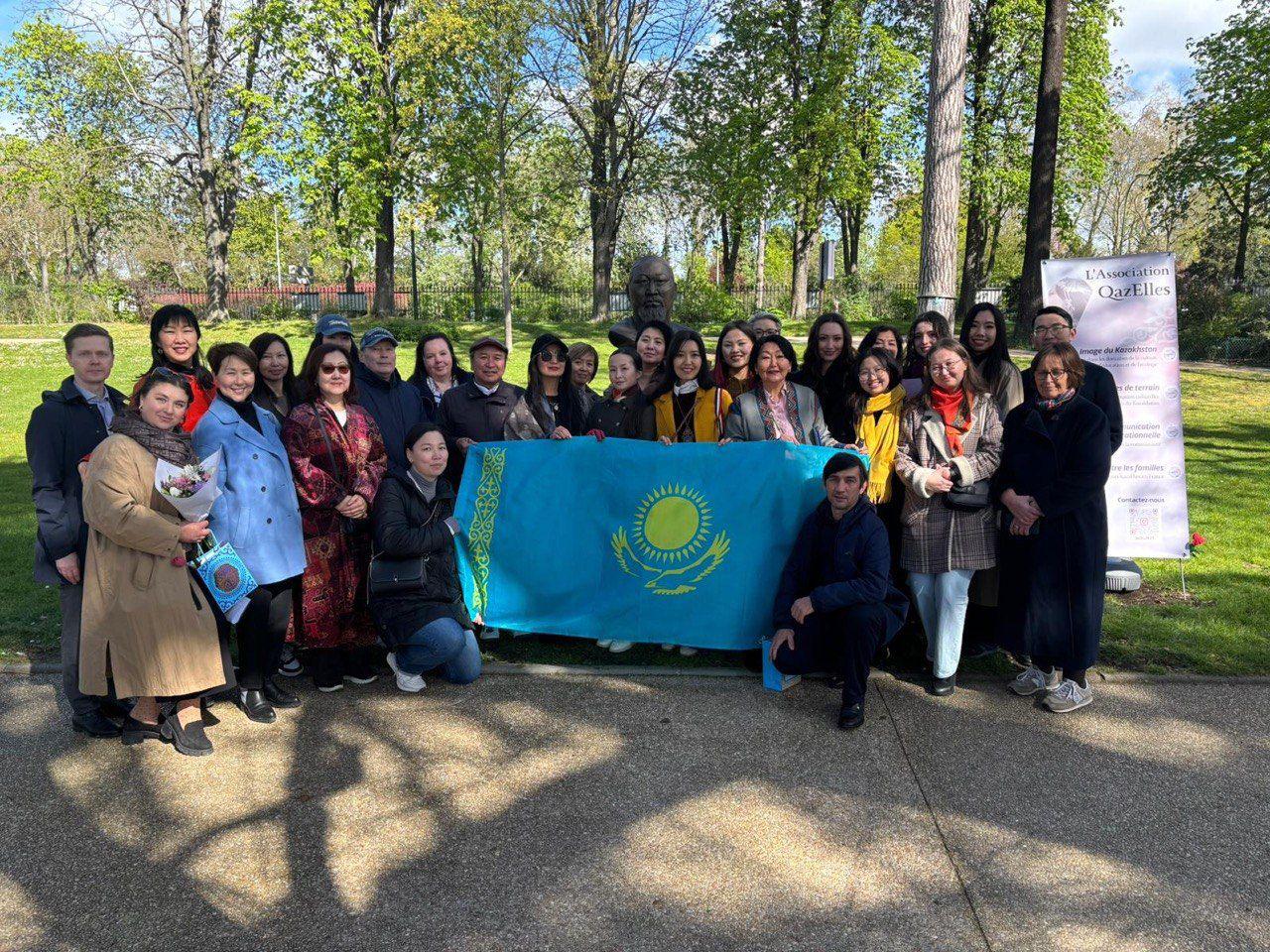 Poems by the Kazakh Poet Abay Recited in Paris in Nine Languages